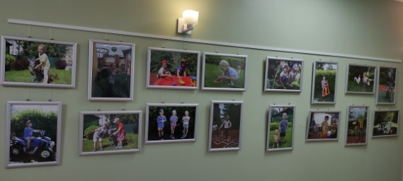 В холле нашего детского сада обновилась фотовыставка "Летние развлечения" 0