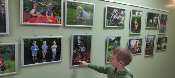 В холле нашего детского сада обновилась фотовыставка "Летние развлечения" 5